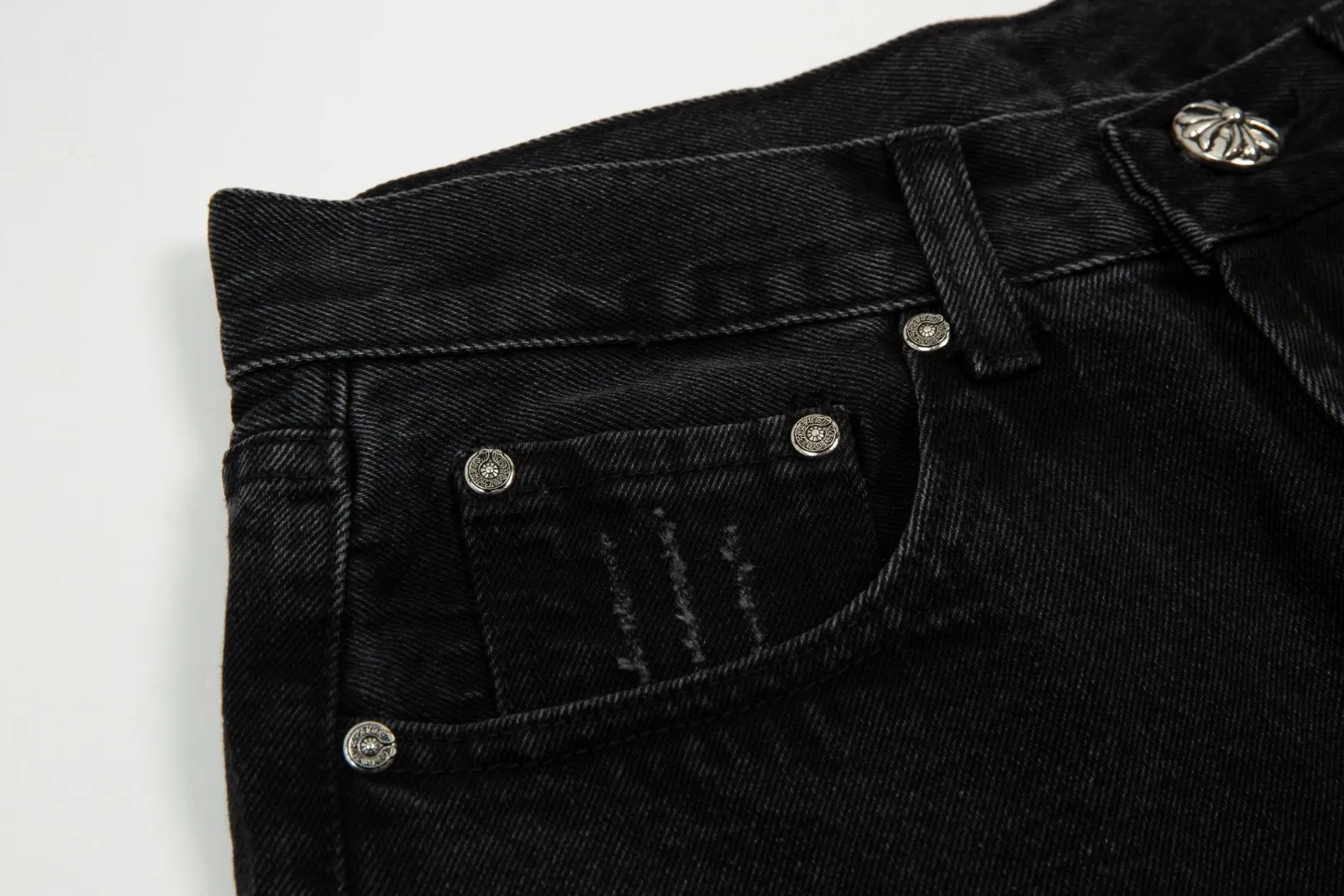 KE921#P180 The only correct leather label version on the market Chrome Hearts CH Cross embroidery distressed jeans Top ceiling quality 100% correct version The correct version is here!  Believe me this must be the best quality you will ever come across! ! Excellent value for money! !  Styles with different washes and textures are very friendly to people with thin legs and thick legs. The straight version is very flattering to the shape of the legs. The moderate length is timeless and easy to match. It is the basis of various styles and a must-have in the wardrobe! ! Add a little stacking to easily control the clean fit trend that has exploded this year. The fabric is stiff but also makes the upper body soft without losing texture. The sides and cuffs of some styles have a bone-wash effect. The vintage flavor pops up all at once. It’s really hard not to love it! ✅Correctly customize the Croxin metal leather label on the back panel. It is not sold directly with the cross on the finished jeans. 1:1 copying strives for excellence and the details are perfectly grasped. ✅The cross leather label is clear and smooth. Exquisite turning top craftsmanship. ✅Buttons, zippers and hardware are all customized versions of the Croxin LOGO. ✅High-cost washing process. Size: 28 30 32 34 36 (5 sizes)
